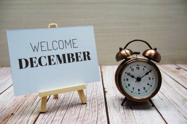 Ahşap arka planda alarmlı Aralık mesajına hoş geldiniz