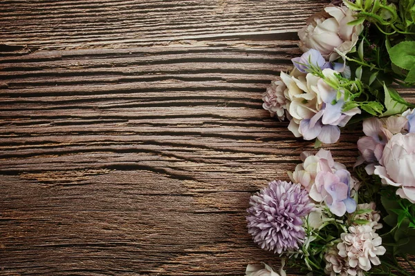 Ahşap arkaplanda yazı için ahşap pankartı olan çiçek çerçevesi