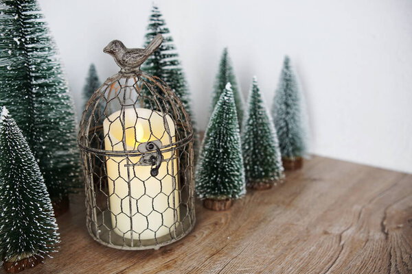 Рождественская елка со светодиодным свечой на деревянном фоне