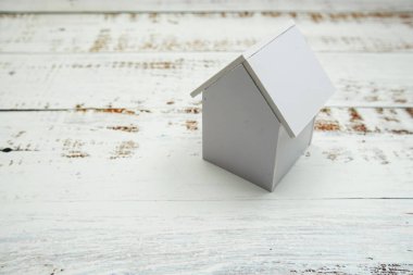 Ahşap arka planda boşluk kopyası olan Beyaz Modeller Evi