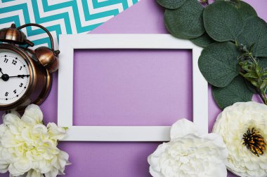 Çiçekler ve okaliptüs yaprakları mor arkaplanda olan kopya için boş defter sayfasının kopyası