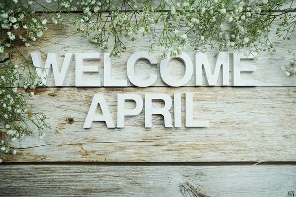 Willkommen April Alphabet Buchstaben Mit Blumen Auf Holzgrund — Stockfoto