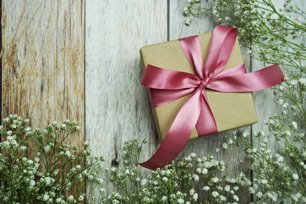 Κουτιά Δώρου Ροζ Κορδέλα Και Διακόσμηση Λουλουδιών Ξύλινο Φόντο — Φωτογραφία Αρχείου