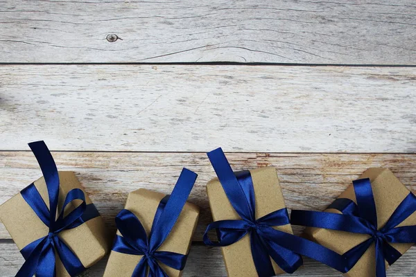 Coffrets Cadeaux Avec Ruban Bleu Sur Fond Bois — Photo