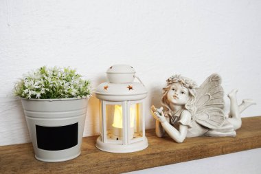 Beyaz fener ve Peri heykeli Ahşap raflarda ev dekorasyonu aksesuarları