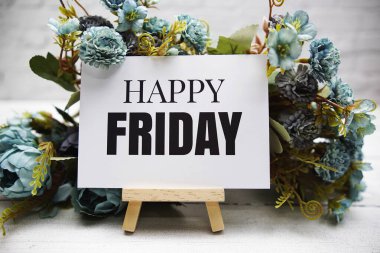 Beyaz tuğla duvarda duran ahşap sehpada mutlu Cuma metinleri ve ahşap arka plan