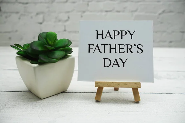 Happy Fathers Day Κείμενο Ξύλινο Καβαλέτο Στέκεται Λευκό Τοίχο Από — Φωτογραφία Αρχείου