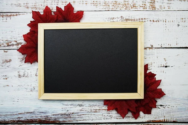 Akçaağaç yapraklı kopya için boş boşluk tahta arkaplan üzerinde sınır çerçevesi bırakır