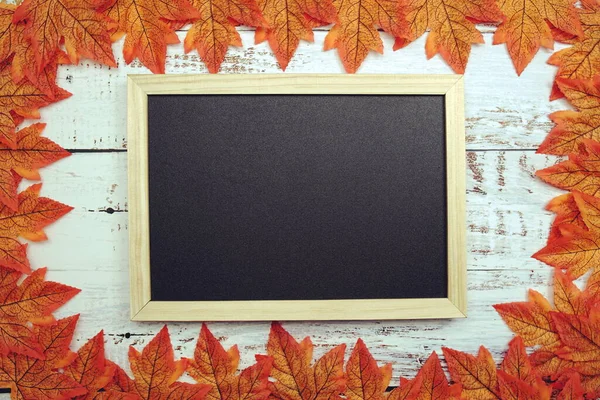 Akçaağaç yapraklı kopya için boş boşluk tahta arkaplan üzerinde sınır çerçevesi bırakır