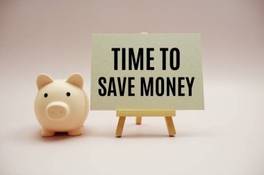 Para tasarrufu zamanı Pembe arka planda mesaj iletisi ve kumbarası