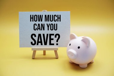 Ne kadar biriktirebilirsin? Sarı arkaplanda mesaj ve domuz kumbarası