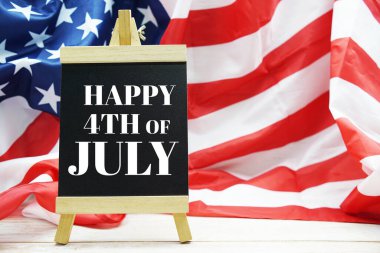 Bağımsızlık Günü 'nüz kutlu olsun. Tahta zemin üzerinde ABD bayrağıyla mesajlaşın.