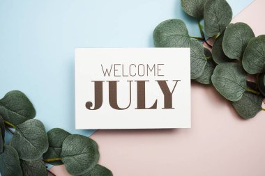 Mavi ve pembe arka planda yeşil izinli Temmuz mesajına hoş geldiniz