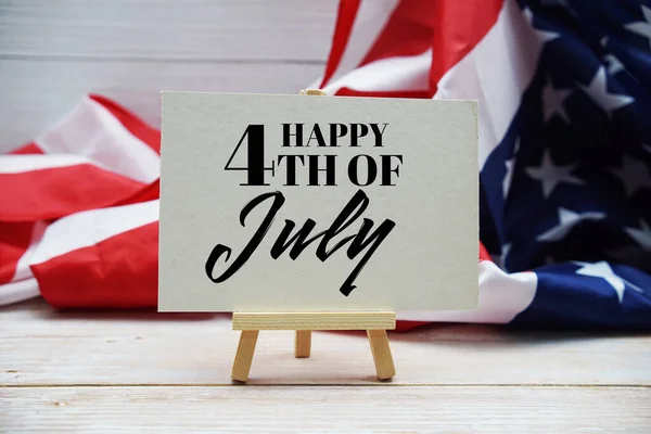 独立日快乐星期四的文字与美国国旗在木制背景下交织在一起 — 图库照片