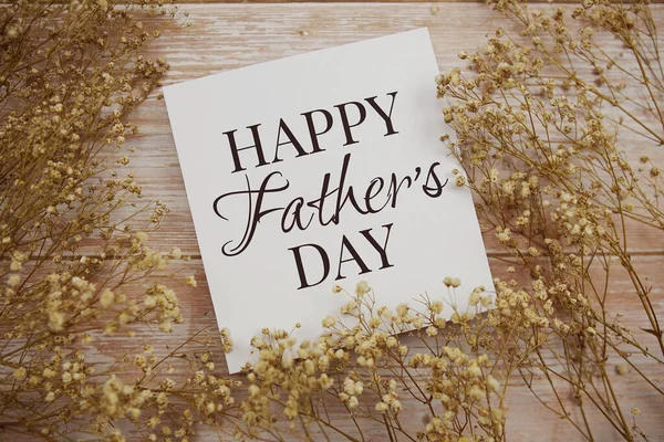 Happy Father Day Κείμενο Χάρτινη Κάρτα Διακόσμηση Λουλουδιών Ξύλινο Φόντο — Φωτογραφία Αρχείου