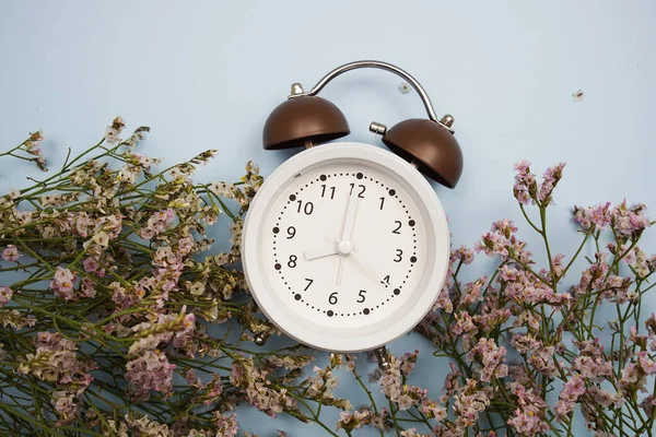 Relógio Despertador Flores Com Cópia Espaço Fundo Azul — Fotografia de Stock
