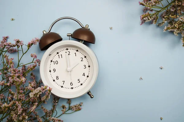 Alarm Clock Flowers Space Copy Blue Background — Photo