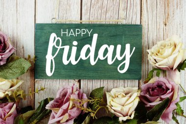 Mutlu Cuma tipografi metinleri, ahşap arka planda güller buketi.