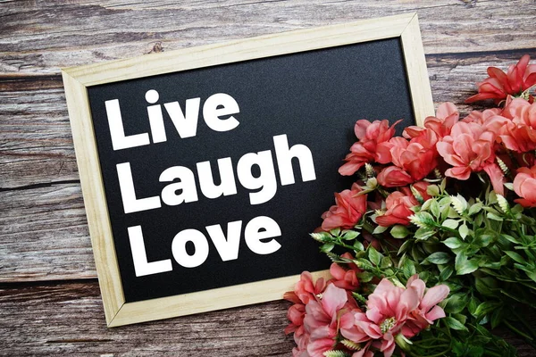 Live Laugh Love Tipografía Texto Escrito Pizarra Madera Con Ramo —  Fotos de Stock