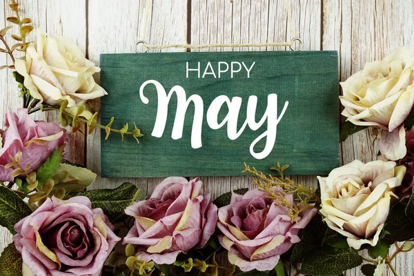 Happy May Typografie Text Mit Rosen Blumenstrauß Auf Holzgrund — Stockfoto