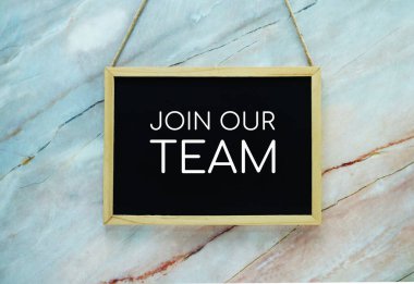 Tahta tahtada mermer zeminde asılı tipografi metnimize katılın