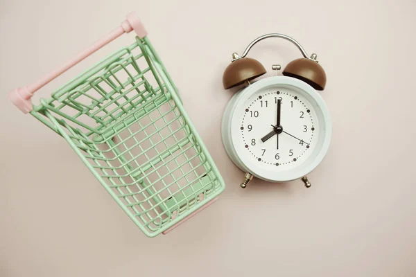 Alarm Clock Shopping Trolley Cart Pink Background — Stockfoto