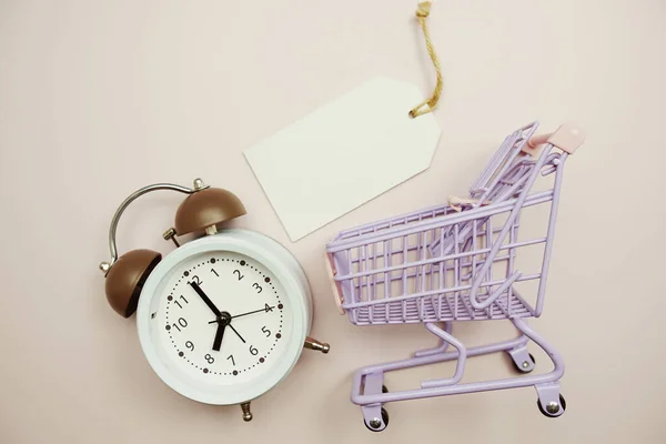 Empty Price Tag Alarm Clock Shopping Trolley Cart Pink Background — Stockfoto