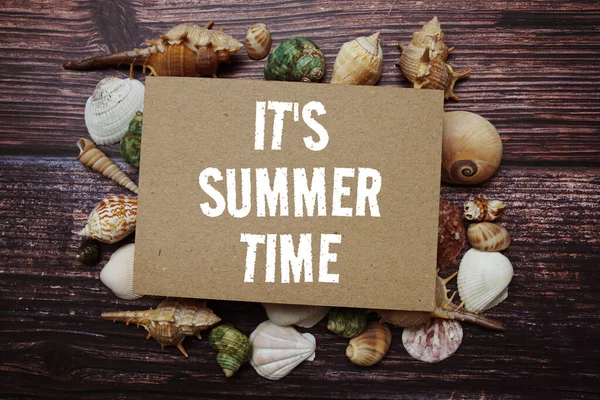 Summer Time Text Message Decoration Seashell Wooden Background — Fotografie, imagine de stoc