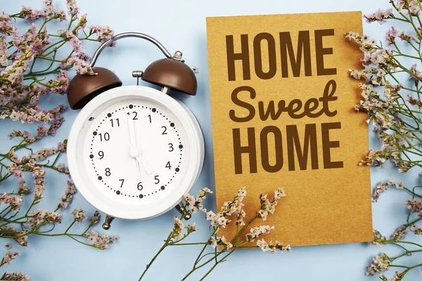 Home Sweet Home Written Paper Card Flower Alarm Clock Blue — Stockfoto