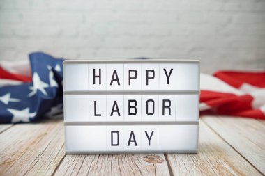 Işık kutusundaki İşçi Bayramı sözcüğünüz ve tahta arka plandaki Amerikan bayrağınız kutlu olsun.