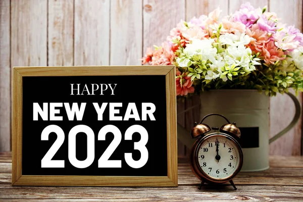 Щасливий Новий Рік 2023 Друкарський Текст Дошці Будильником Квіткою Вазі — стокове фото