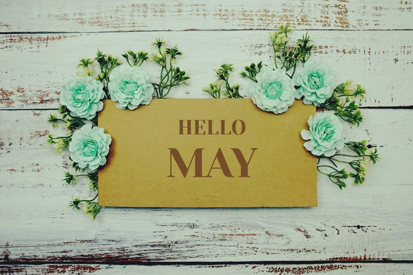 こんにちは5月タイポグラフィのテキスト装飾花で木製の背景 — ストック写真