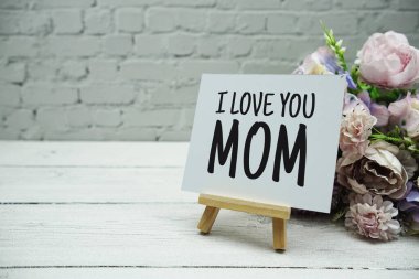 Beyaz tuğla duvara ve ahşap arka plana yazılmış 