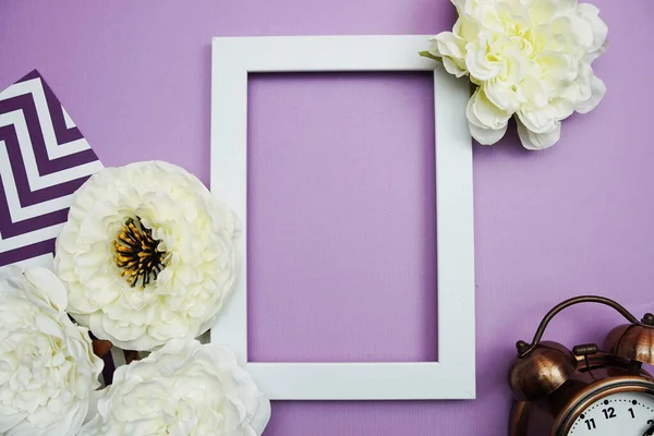 Белая Рамка Будильником Украшением Цветов Фиолетовом Фоне — стоковое фото
