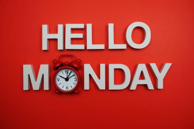 Merhaba Pazartesi alfabesi harfleri kırmızı arka planda