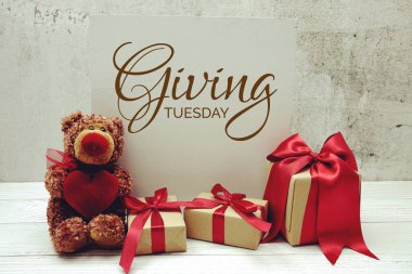 Oyuncak ayı ve hediye kutularıyla Salı mesajları yolluyorum.