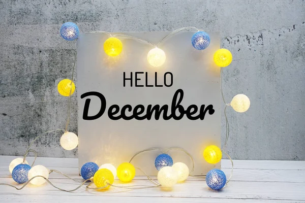 Merhaba Aralık mesajı LED pamuk topu süslemesi ahşap arka planda