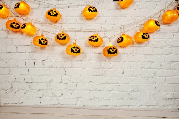 Pompoenverlichting Led Voor Halloween Decoraties Witte Bakstenen Achtergrond — Stockfoto