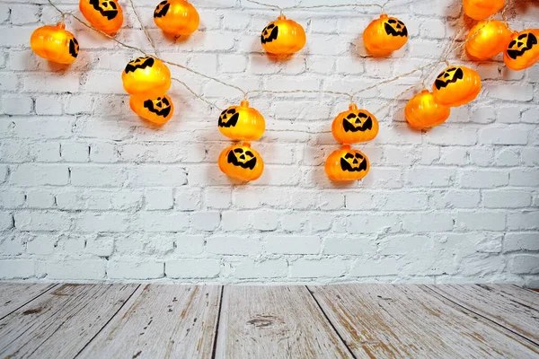 Pompoenverlichting Led Voor Halloween Decoraties Witte Bakstenen Achtergrond — Stockfoto