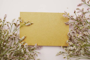 Mesaj için boş kart ve pembe arkaplanda çiçek süslemesi