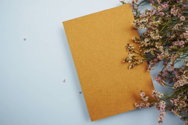 Mavi arkaplanda mesaj ve çiçek süslemesi için boş kart