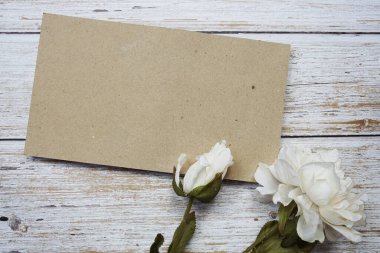 Ahşap arkaplanda kopya arkaplanı ve çiçek süslemesi için boşluk