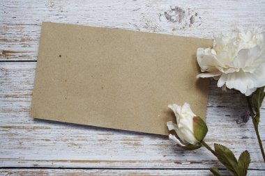 Ahşap arkaplanda kopya arkaplanı ve çiçek süslemesi için boşluk