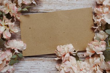 Ahşap arkaplanda kopya arkaplanı ve çiçek süslemesi için boşluk