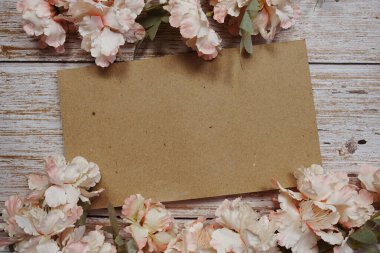 Ahşap arkaplanda kopya arkaplanı ve çiçek süslemesi için boşluk