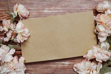 Ahşap arkaplanda kopya arkaplanı ve çiçek süslemesi için boşluk