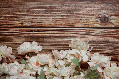 Ahşap arkaplanda kopya arkaplanı ve çiçek süslemesi için boşluk