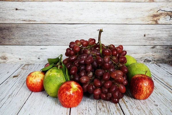 Verschiedene Früchte Mit Roter Traube Rotem Apfel Und Grüner Orange — Stockfoto