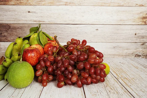 Różne Owoce Czerwonym Winogronem Czerwonym Jabłkiem Zieloną Pomarańczą Drewnianym Tle — Zdjęcie stockowe