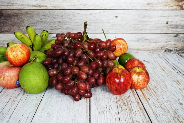 Verschiedene Früchte Mit Roter Traube Rotem Apfel Und Grüner Orange — Stockfoto